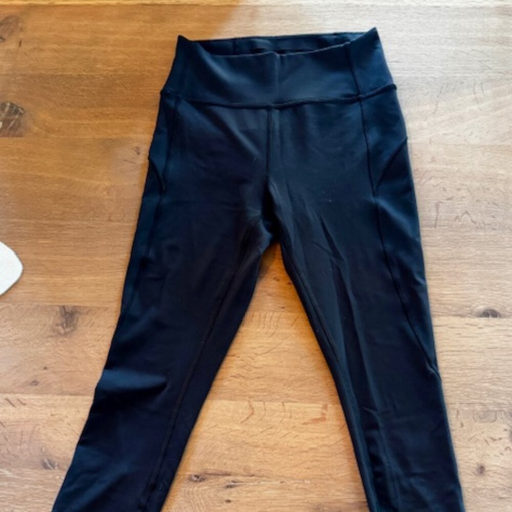 Lululemon Black High-Rise 7/8 Leggings Size 6 w/inside pocket